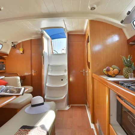 Bateau-hôtel Sun Odyssey 43id